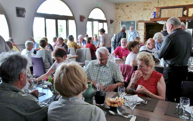 2_2 27 06 (Stephan).jpg - ... autour des tablées...